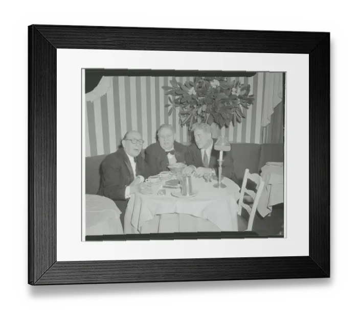 Framed Print : Cedric Hardwick with Charles Laughton and Friend Framed Print : Cedric Hardwick with Charles Laughton and Friend