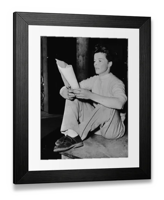 Framed Print : Portrait of Katharine Hepburn Framed Print : Portrait of Katharine Hepburn