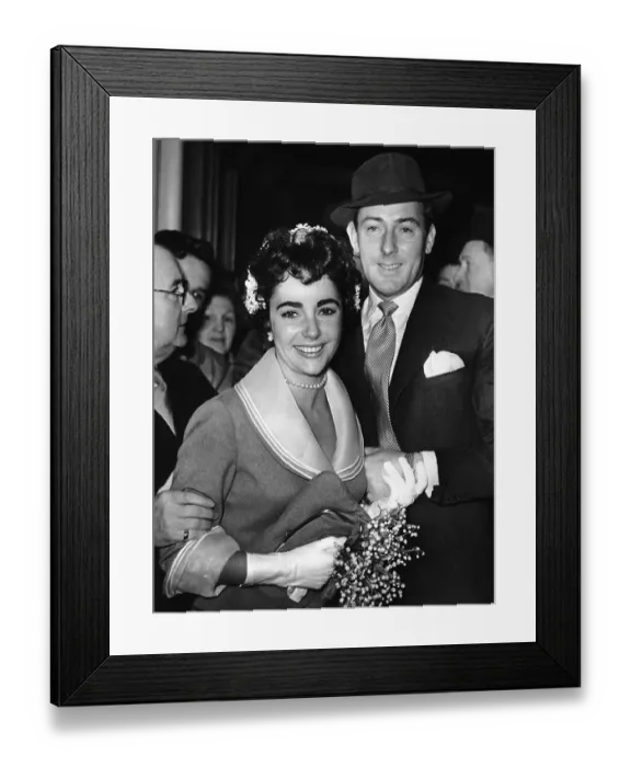 Framed Print : Elizabeth Taylor and Michael Wilding on Wedding Day Framed Print : Elizabeth Taylor and Michael Wilding on Wedding Day