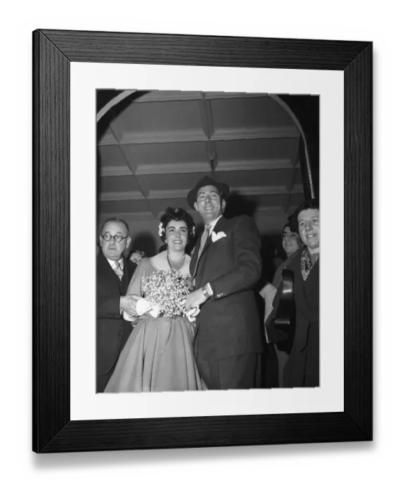 Framed Print : Elizabeth Taylor and Michael Wilding Wedding Framed Print : Elizabeth Taylor and Michael Wilding Wedding