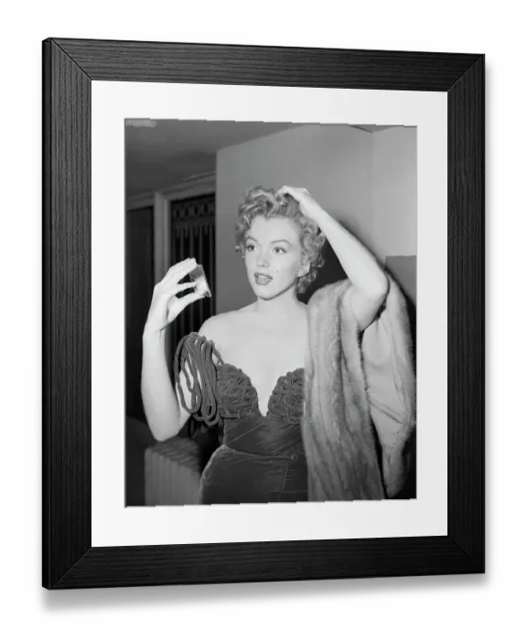 Framed Print : Marilyn Monroe Checking Her Appearance Framed Print : Marilyn Monroe Checking Her Appearance