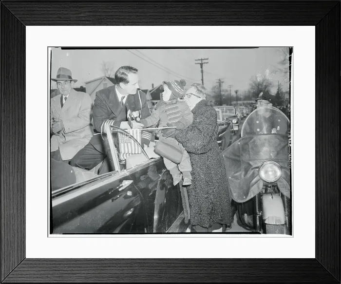Framed Print : Carlsen Acknowledging Fans Framed Print : Carlsen Acknowledging Fans