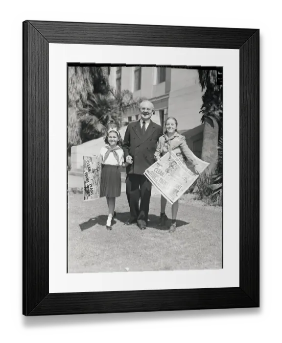 Framed Print : La Mayor With Clean Up Girls On Street Framed Print : La Mayor With Clean Up Girls On Street