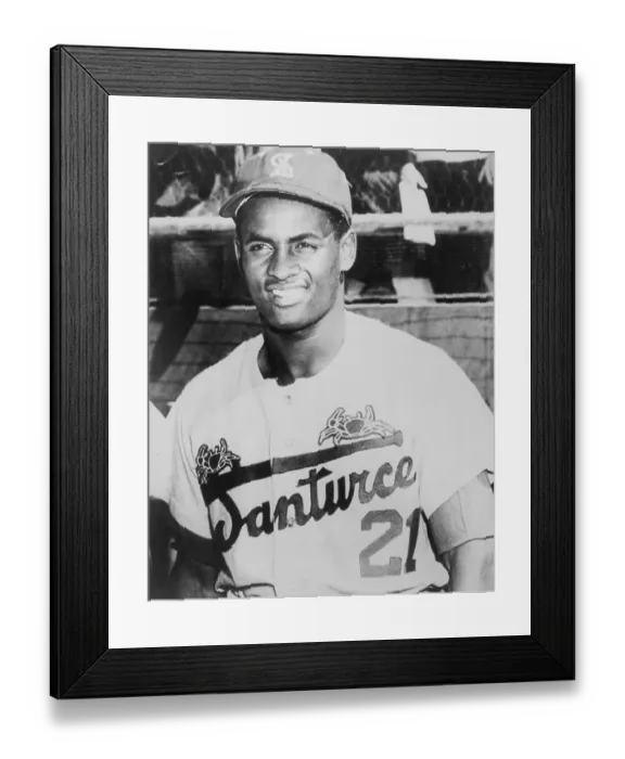 Framed Print : Baseball Player Roberto Clemente Framed Print : Baseball Player Roberto Clemente