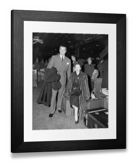 Framed Print : Laurence Olivier & Vivien Leigh Arrive in NY Framed Print : Laurence Olivier & Vivien Leigh Arrive in NY