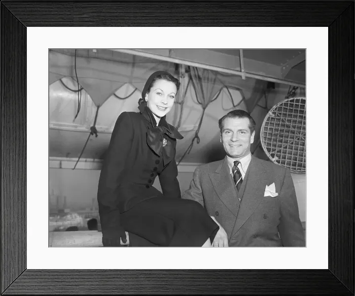 Framed Print : Vivien Leigh and Laurence Olivier Arrive In New York Framed Print : Vivien Leigh and Laurence Olivier Arrive In New York