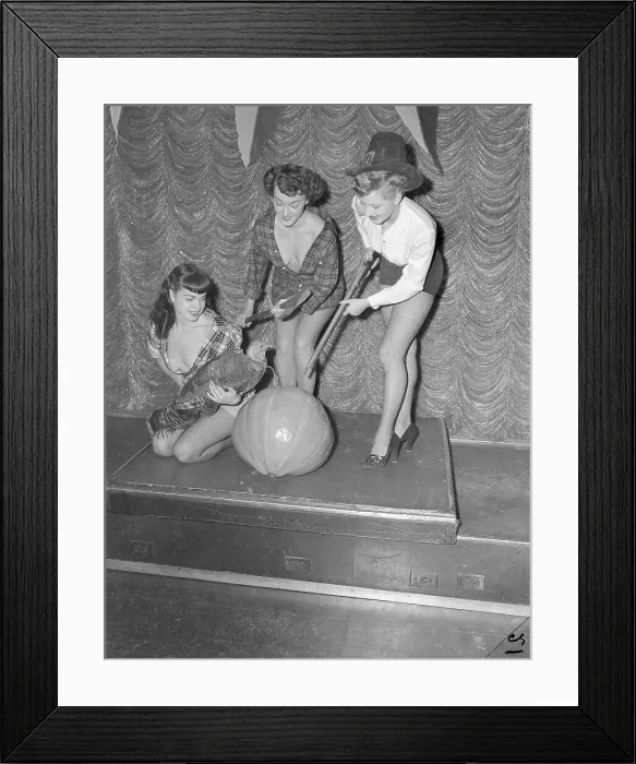 Framed Print : Trio of Queens for Thanksgiving Eve Ball Framed Print : Trio of Queens for Thanksgiving Eve Ball