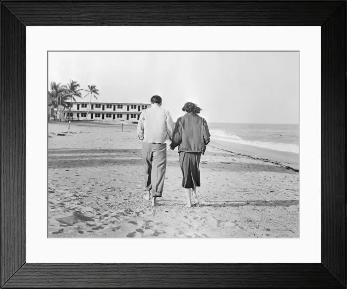 Framed Print : Frank Sinatra and Ava Gardner Walking on Beach Framed Print : Frank Sinatra and Ava Gardner Walking on Beach