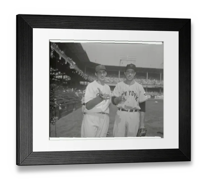 Framed Print : Ralph Branca Shaking Hands with Jim Hearn
