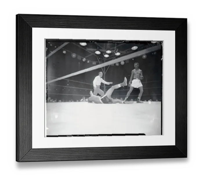 Framed Print : Randy Turpin on Mat in Boxing Match Framed Print : Randy Turpin on Mat in Boxing Match