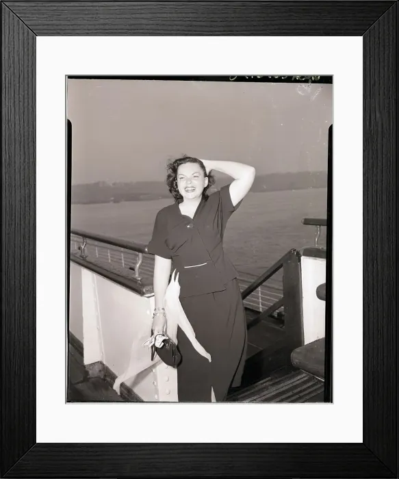 Framed Print : Judy Garland Arriving in New York from London Framed Print : Judy Garland Arriving in New York from London