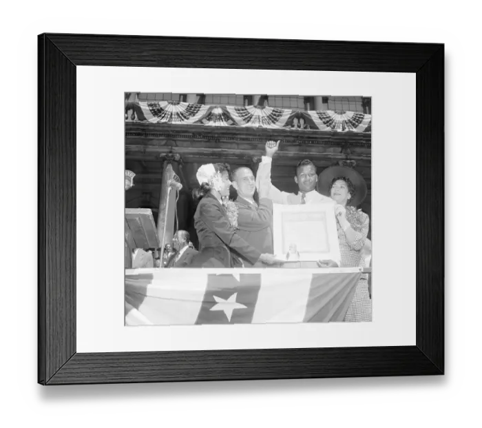 Framed Print : Sugar Ray Robinson with Family and Mayor Framed Print : Sugar Ray Robinson with Family and Mayor