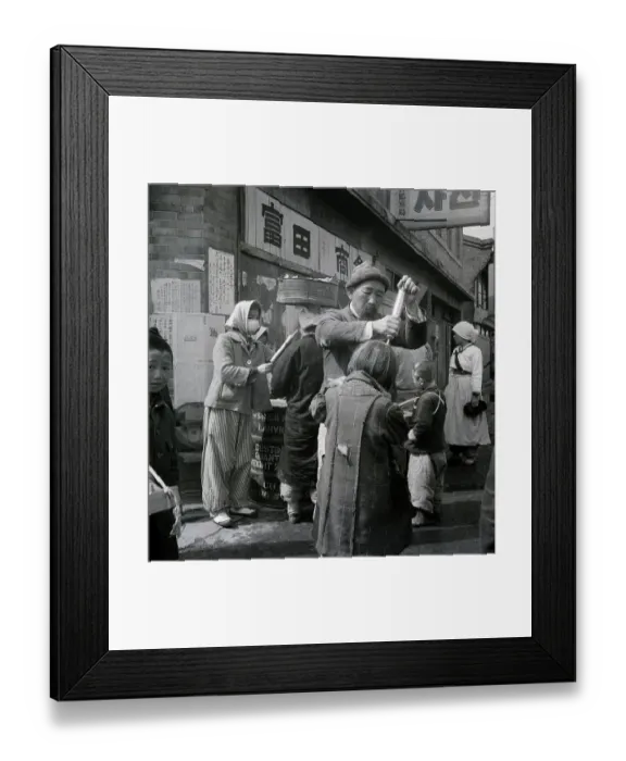 Framed Print : Workers Spray Ddt Over Children On Str