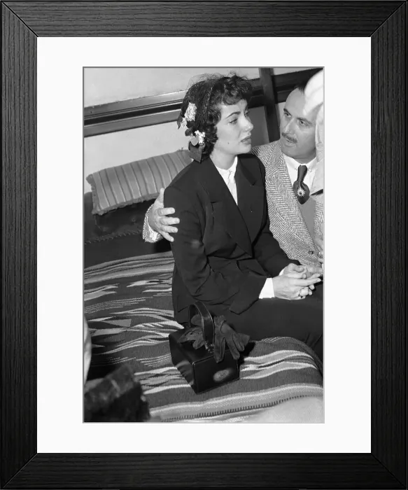 Framed Print : Liz Taylor Crying After Her Divorce Framed Print : Liz Taylor Crying After Her Divorce