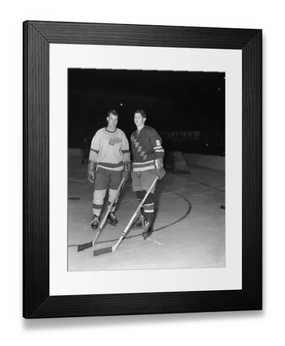 Framed Print : Gordon and Vic Howe in Different Uniforms