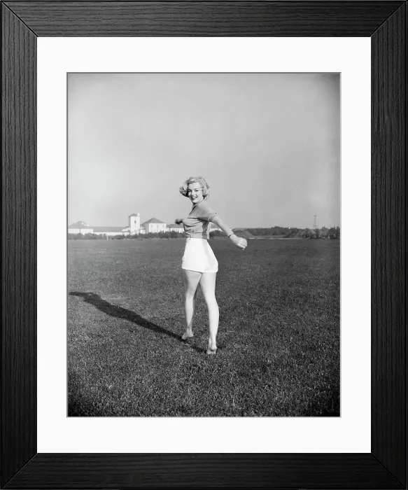 Framed Print : Marilyn Monroe In Twisting Pose On Feet Framed Print : Marilyn Monroe In Twisting Pose On Feet
