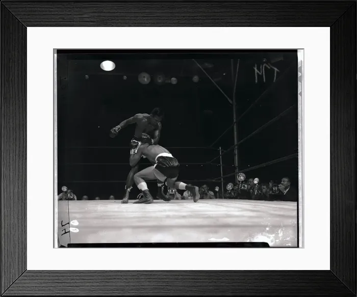 Framed Print : Sugar Ray Robinson in Boxing Action