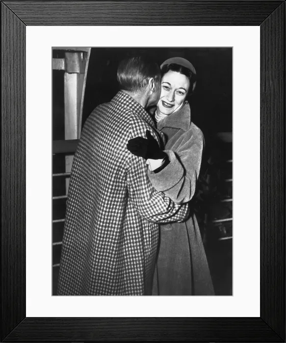 Framed Print : Duke of Windsor Kissing Duchess of Windsor