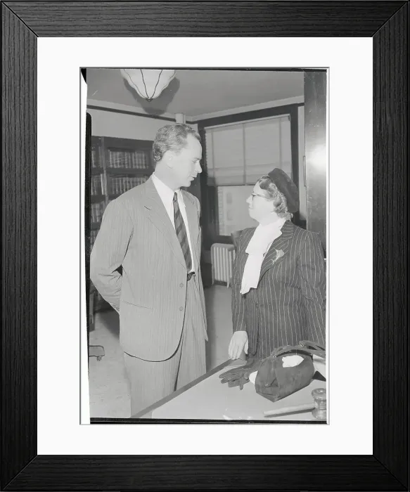 Framed Print : Dr. Peter Lindstrom with a Witness at His Divorce Trial Framed Print : Dr. Peter Lindstrom with a Witness at His Divorce Trial