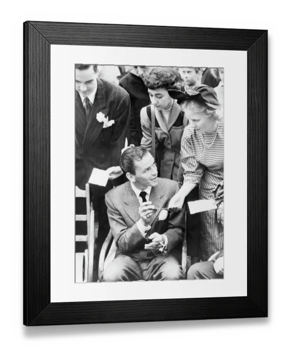 Framed Print : Sinatra Signs Autographs For Women Framed Print : Sinatra Signs Autographs For Women
