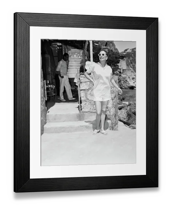 Framed Print : Joan Crawford With Sunglasses, Outfit Framed Print : Joan Crawford With Sunglasses, Outfit