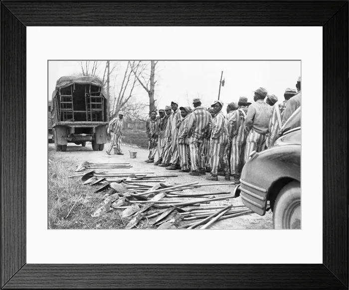 Framed Print : Convicts Line Up For Dipper Ration