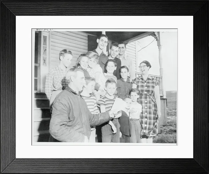 Framed Print : Group Portrait of Farm Family with 12 Kids
