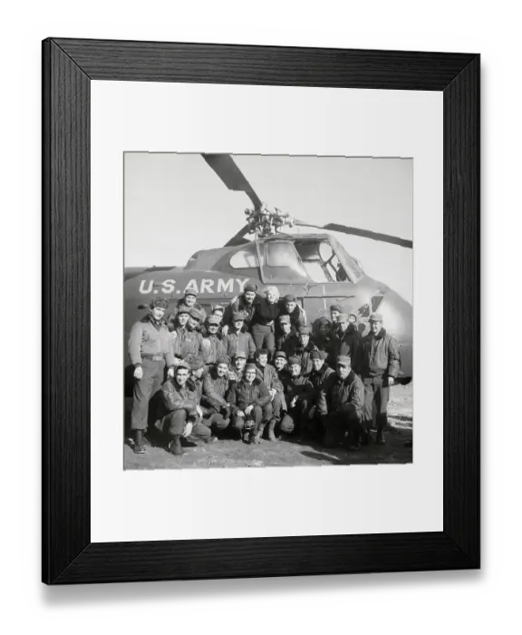 Framed Print : Marilyn Monroe with Airmen Framed Print : Marilyn Monroe with Airmen