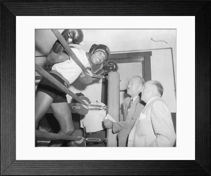 Framed Print : Sugar Ray Robinson Talking from Ring Framed Print : Sugar Ray Robinson Talking from Ring