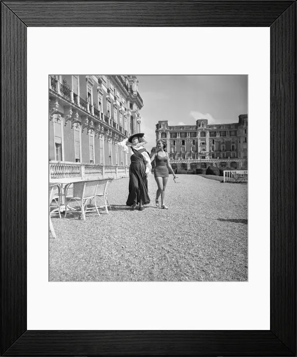 Framed Print : Women in Resort Wear at Biarritz Framed Print : Women in Resort Wear at Biarritz