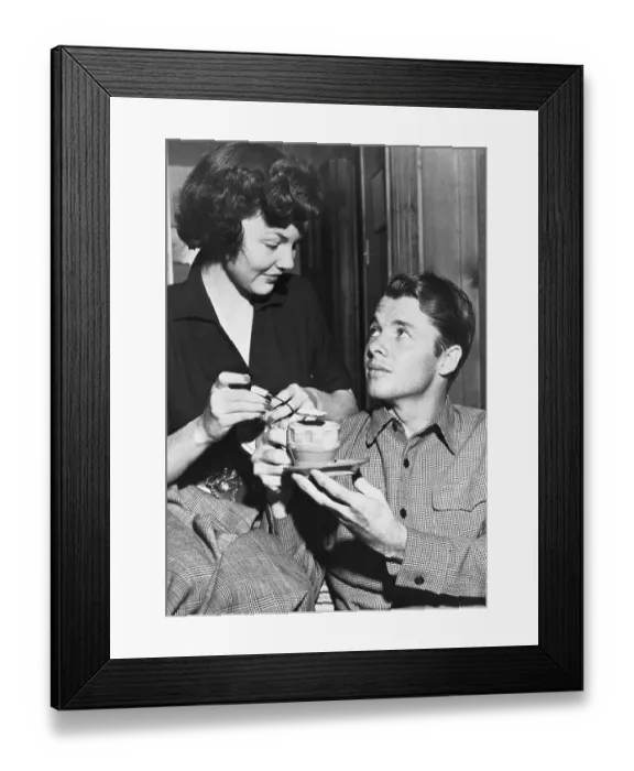 Framed Print : Audie Murphy and Wanda Hendrix Having Coffee Framed Print : Audie Murphy and Wanda Hendrix Having Coffee