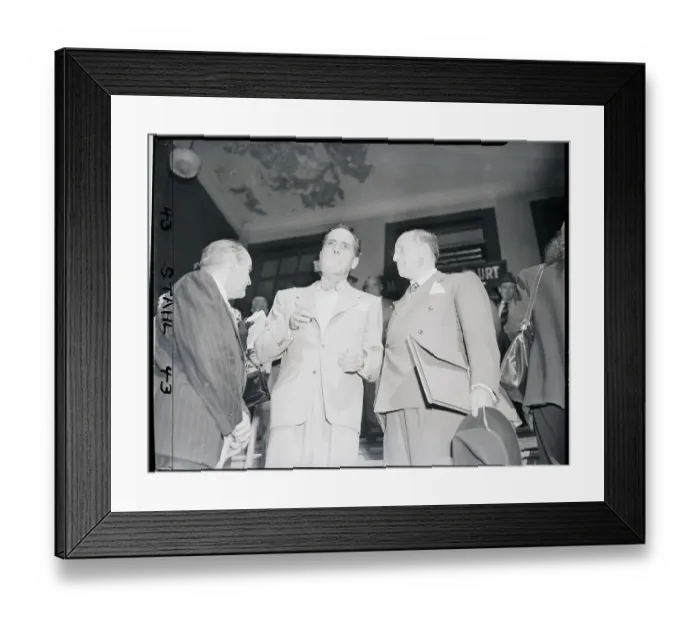 Framed Print : Humphrey Bogart Leaves Court, Smoking Framed Print : Humphrey Bogart Leaves Court, Smoking