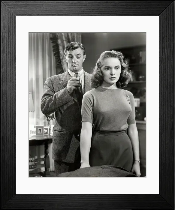 Framed Print : Robert Mitchum with Janet Leigh