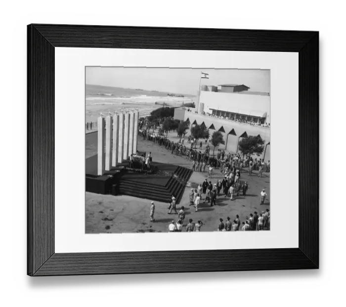 Framed Print : Israelis View Casket Of Odore Herzl Framed Print : Israelis View Casket Of Odore Herzl