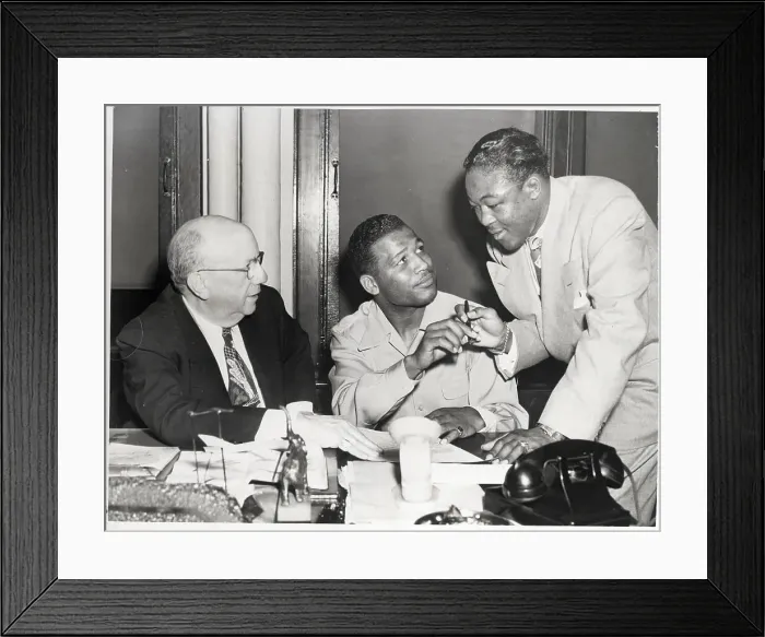 Framed Print : Ray Robinson Handing Pen to Kid Gavilan Framed Print : Ray Robinson Handing Pen to Kid Gavilan