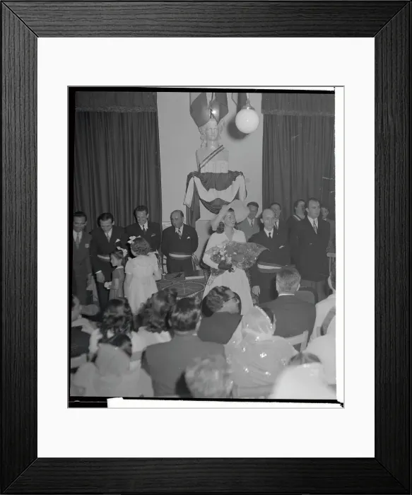 Framed Print : Rita Hayworth and Ali Kahn Getting Married