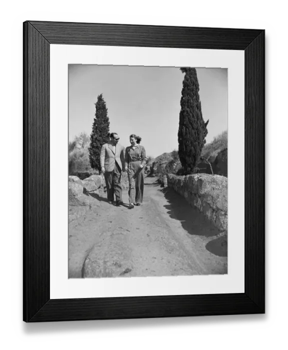 Framed Print : Ingrid Bergman Strolling with Roberto Rossellini Framed Print : Ingrid Bergman Strolling with Roberto Rossellini