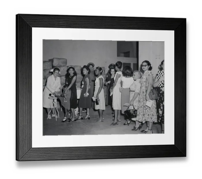 Framed Print : Nurse Vaccinating Women And Children For Smallpox Framed Print : Nurse Vaccinating Women And Children For Smallpox