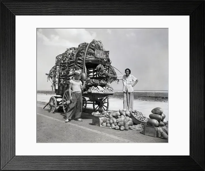 Framed Print : Cubans Selling Fruit in Havana