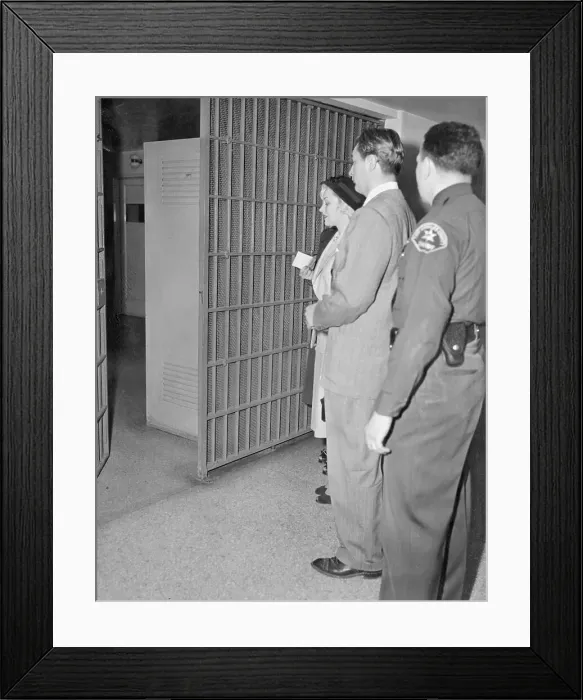 Framed Print : Lila Leeds and Robert Mitchum Being Escorted to Jail Cells