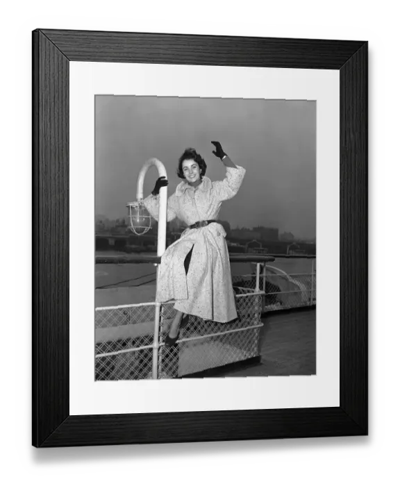 Framed Print : Elizabeth Taylor on Lamp Post