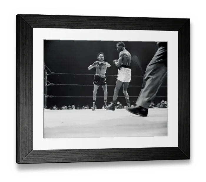 Framed Print : Willie Pep Bloodied in Match with Sandy Saddler Framed Print : Willie Pep Bloodied in Match with Sandy Saddler