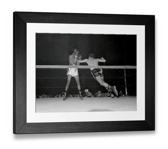 Framed Print : Willie Pep Lunging at Sandy Saddler