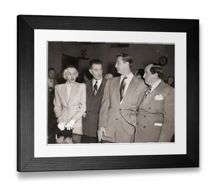 Framed Print : Lita Leeds, Robert Mitchum and Lawyers Framed Print : Lita Leeds, Robert Mitchum and Lawyers