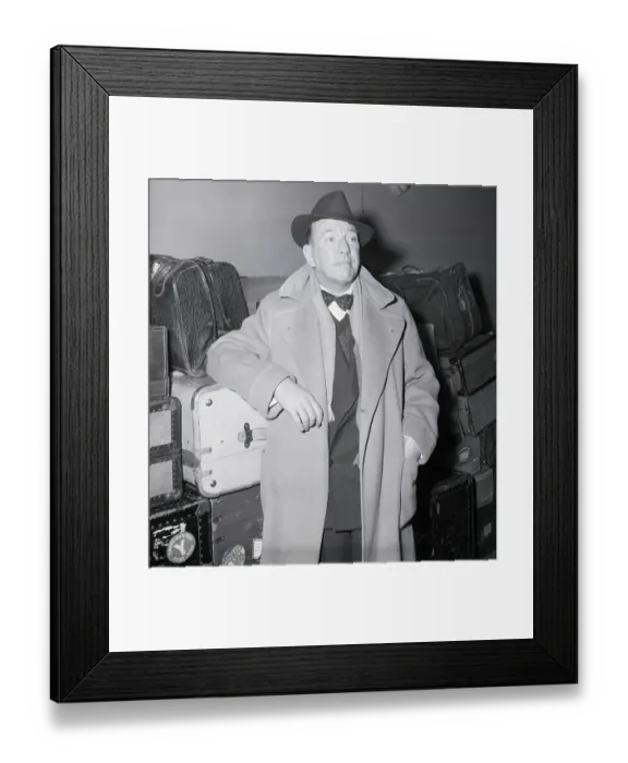 Framed Print : Noel Coward, Actor Arrives On Queen Mary Framed Print : Noel Coward, Actor Arrives On Queen Mary
