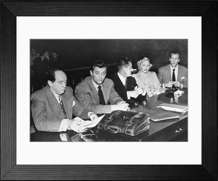 Framed Print : Rob'T Mitchum, Lila Leeds, Att'Ys At Table