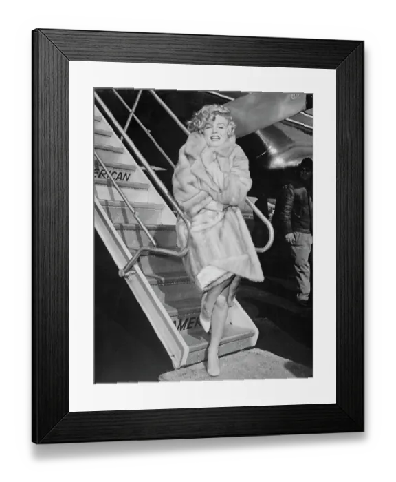 Framed Print : Marilyn Monroe Wearing Fur Coat Framed Print : Marilyn Monroe Wearing Fur Coat