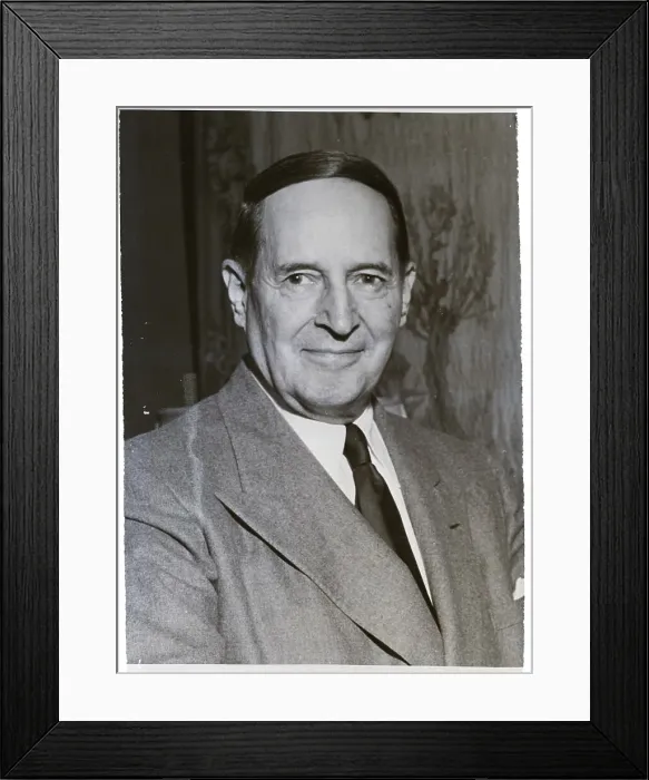 Framed Print : General Douglas MacArthur Framed Print : General Douglas MacArthur