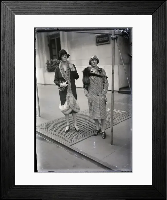 Framed Print : Two Flapper-Types In Front Of Hotel Pier