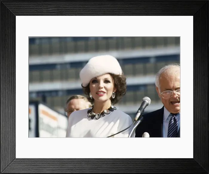 Framed Print : Portrait of Joan Collins Framed Print : Portrait of Joan Collins